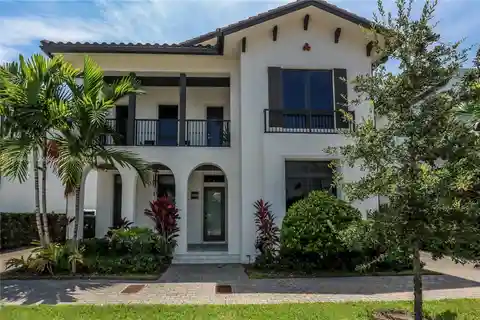 Beautiful Home in Canarias at Doral Down Town