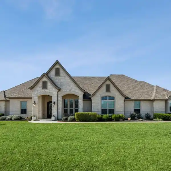 STUNNING HOME IN SOUGHT-AFTER COMMUNITY