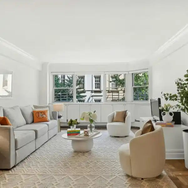 ELEGANT APARTMENT IN A FULL-SERVICE BUILDING