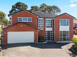 Expansive Albany Retreat with Designer Interiors