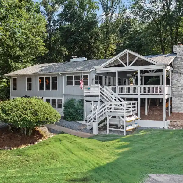 CHARMING WATERFRONT RETREAT