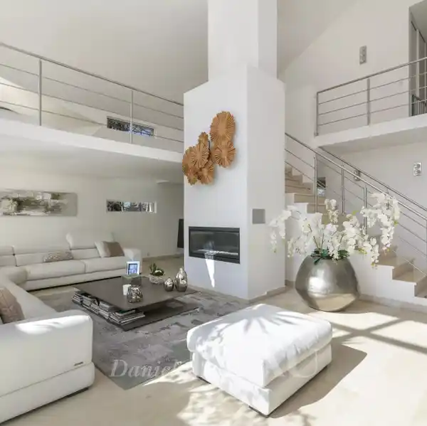 CATHEDRAL-CEILING HOME IN PEACEFUL LEAFY SETTING