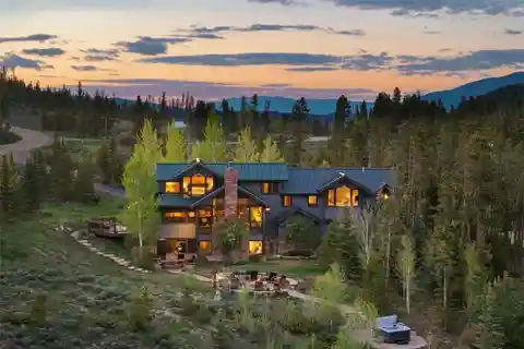 Exceptional Mountain Retreat on 3.7 Acres