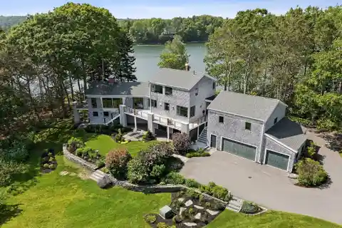 Contemporary Home Full of Updates