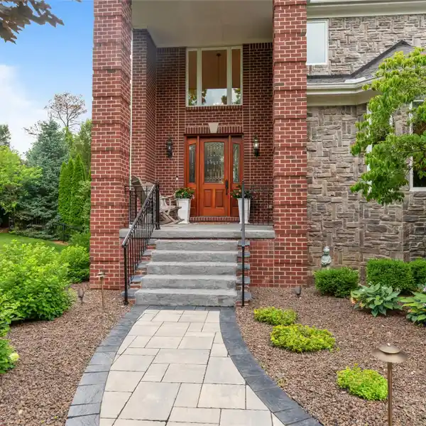 SOPHISTICATED HOME SURROUNDED BY WOODLANDS & PRIVACY