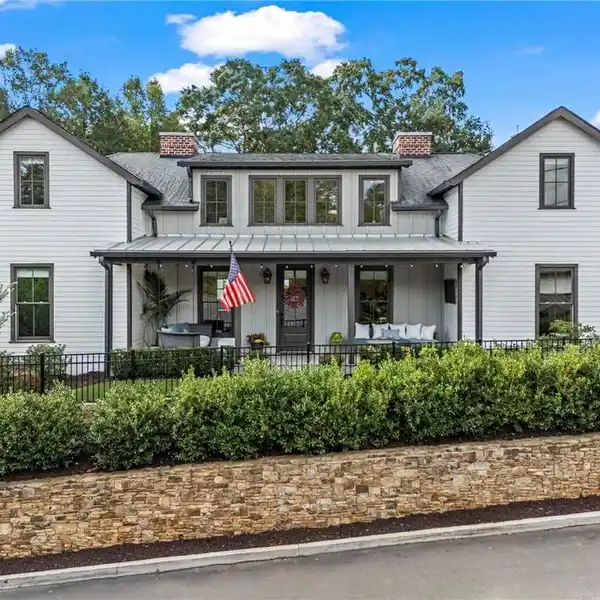 SOPHISTICATED RESIDENCE IN THE HISTORIC MILL DISTRICT
