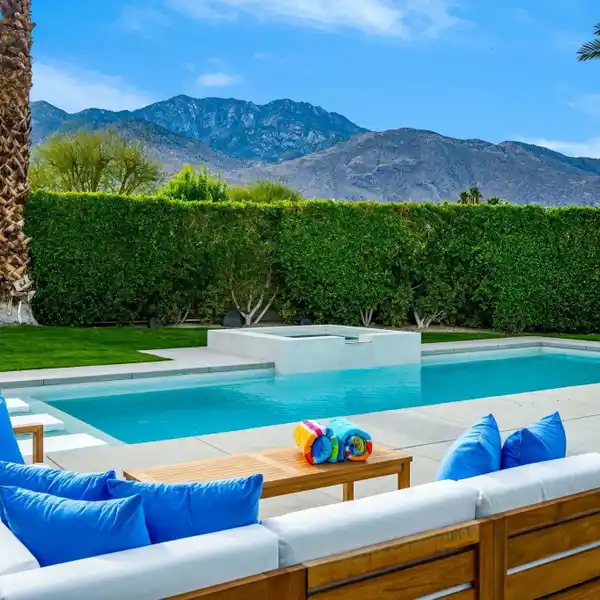 BEAUTIFULLY REIMAGINED PALM SPRINGS ESTATE