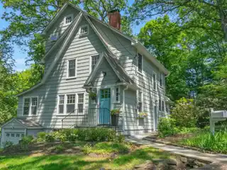 Private Retreat Near Downtown Delights