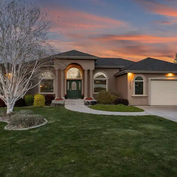 COUNTRY ESTATE ON A QUIET CUL-DE-SAC