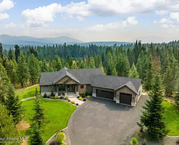 ONE-OF-A-KIND LUXURY COUNTRY ESTATE