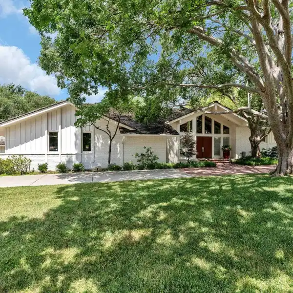 EXCEPTIONAL ESTATE IN SOUGHT-AFTER VICKRIDGE