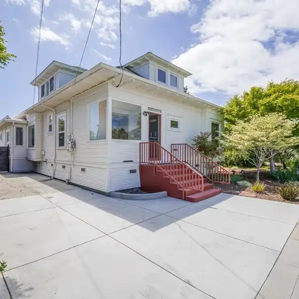 GRACIOUS HOUSE IN A TERRIFIC NEIGHBORHOOD