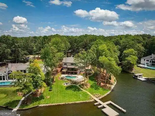 STUNNING LAKESIDE RETREAT