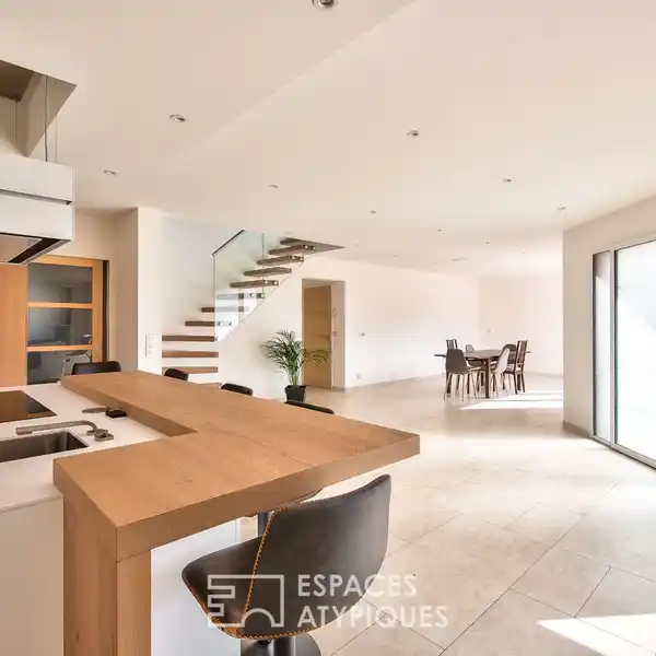 BEAUTIFUL CONTEMPORARY HOME
