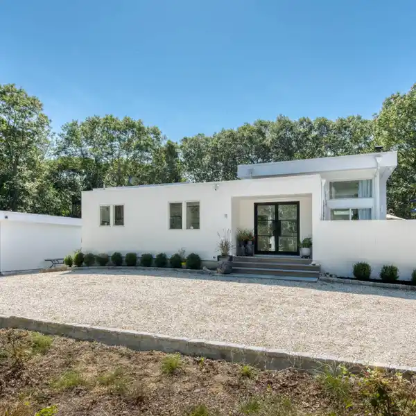 MODERN HAMPTONS HAVEN WITH INDOOR-OUTDOOR FLOW