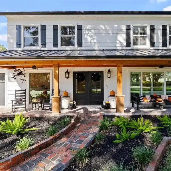 REIMAGINED MODERN FARMHOUSE WHERE DESIGN AND LIFESTYLE INTERTWINE