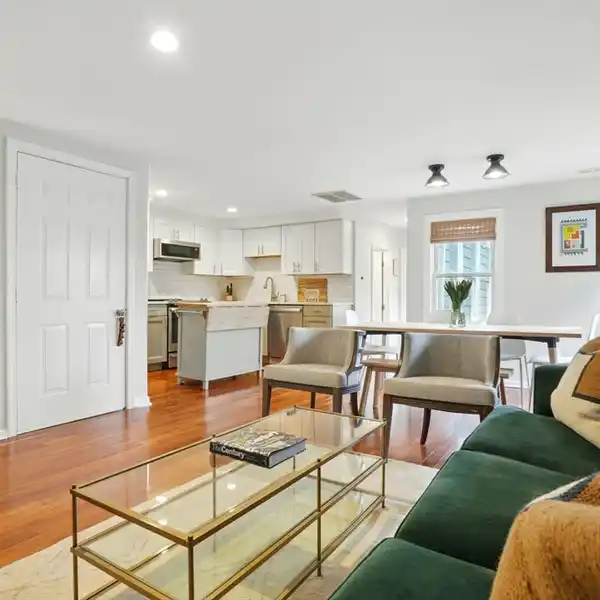 DUPLEX-STYLE PENTHOUSE IN PRIME LOCATION