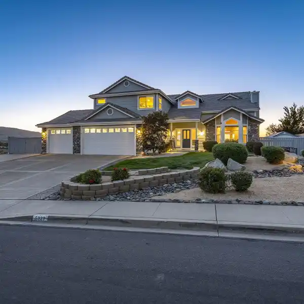 ROSEWOOD LAKE ESTATE HOME WITH STUNNING SUNRISES