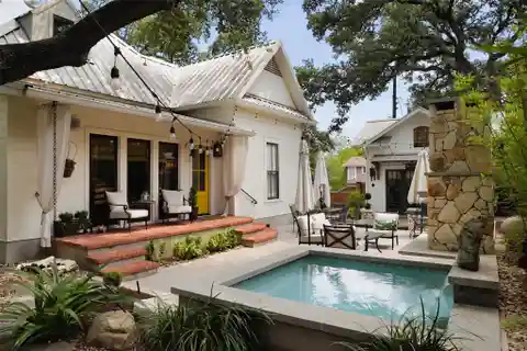 Refurbished 1890 Cottage in Travis Heights