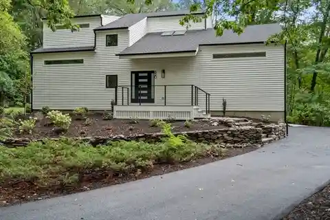 Striking Contemporary Retreat on 2.6 Acres