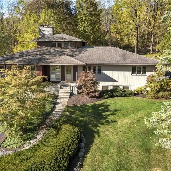 FABULOUS LAKE-ACCESS VILLAGE HOME