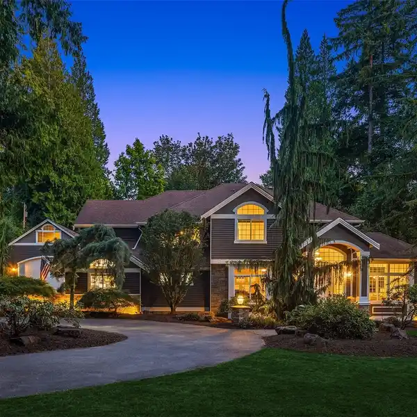 LUXURY HOME WITH DREAM SHOP