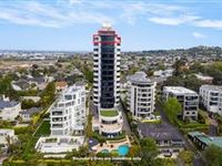 IMPRESSIVE PENTHOUSE SUITE WITH SWEEPING VIEWS OF REMUERA