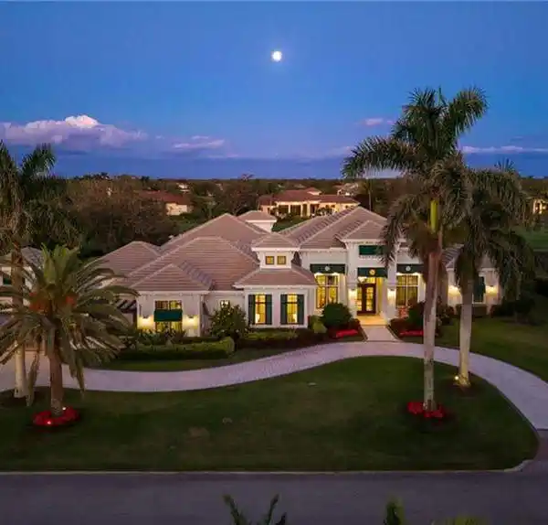 CUSTOM HOME OVERLOOKING THE LAKES GOLF COURSE