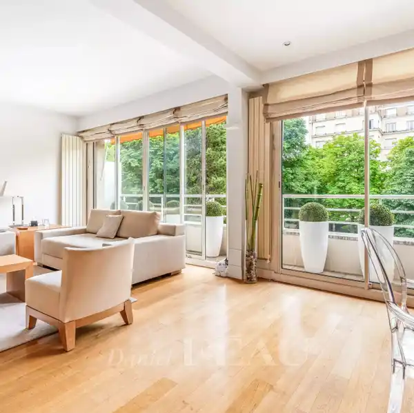 DUAL-ASPECT APARTMENT IN LUXURIOUS MID 20TH CENTURY BUILDING