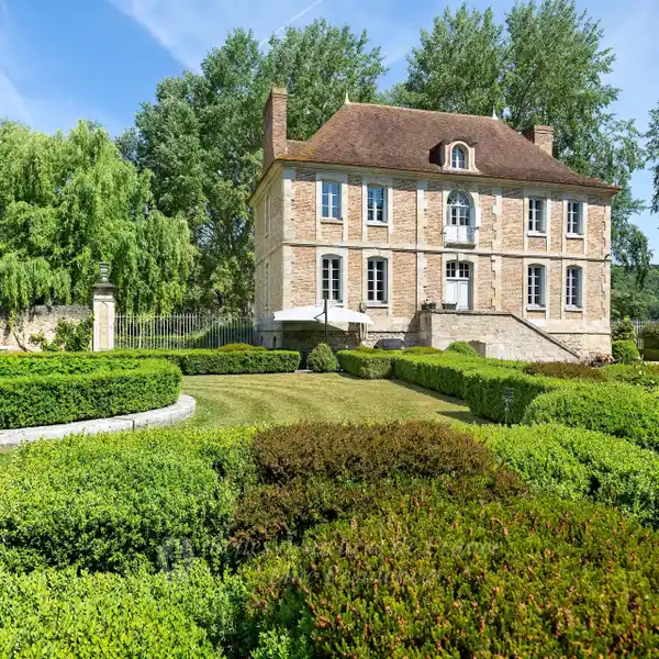 HISTORIC SEINE ESTATE WITH STUNNING RIVER VIEWS