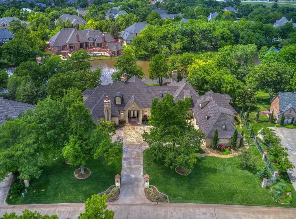 Open-concept Lakefront Stunner