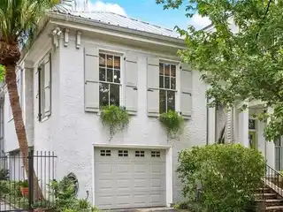 Modern Meets Traditional in Prime Location
