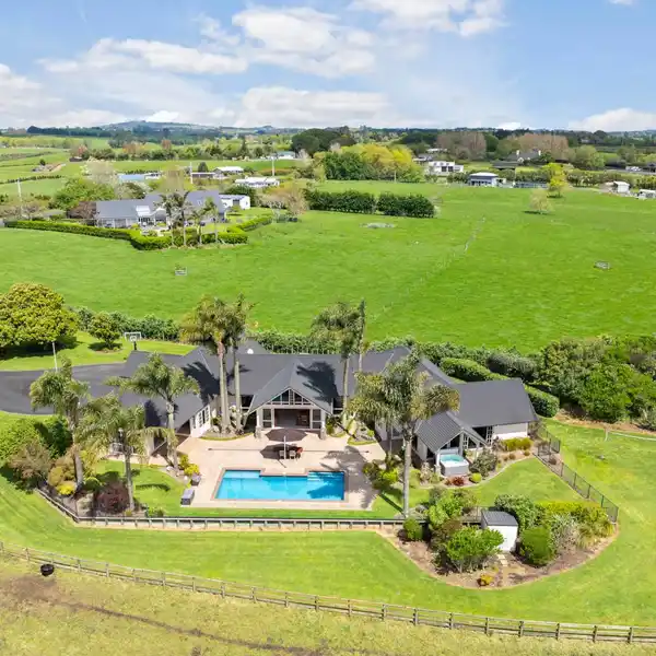 LARGE AND LUXURIOUS FAMILY LIVING IN KARAKA