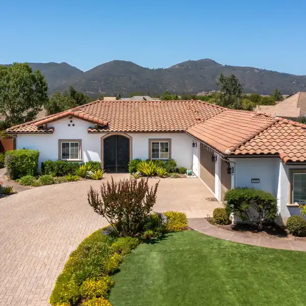 CENTRAL VALLEY GEM WITH DESIGNER TOUCHES