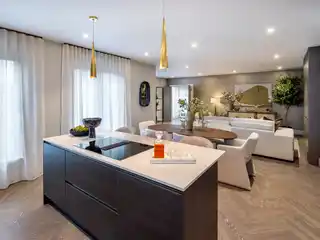 Contemporary Duplex with Spacious Bedrooms and Balcony