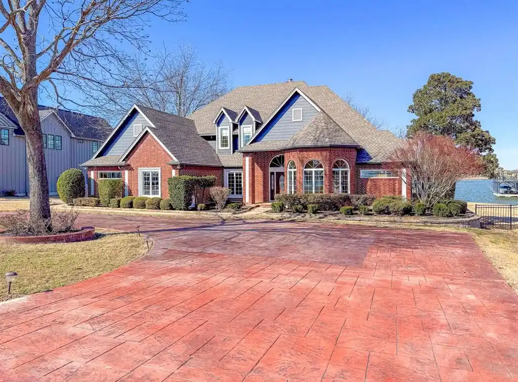 Serene Waterfront Home for Both Grand Entertaining and Tranquil Relaxation