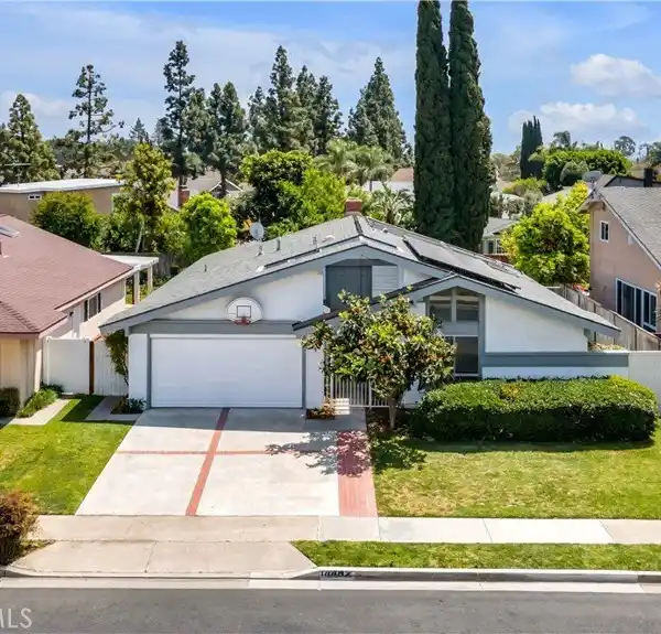 TASTEFULLY REFRESHED SINGLE-STORY IN TUSTIN MEADOWS