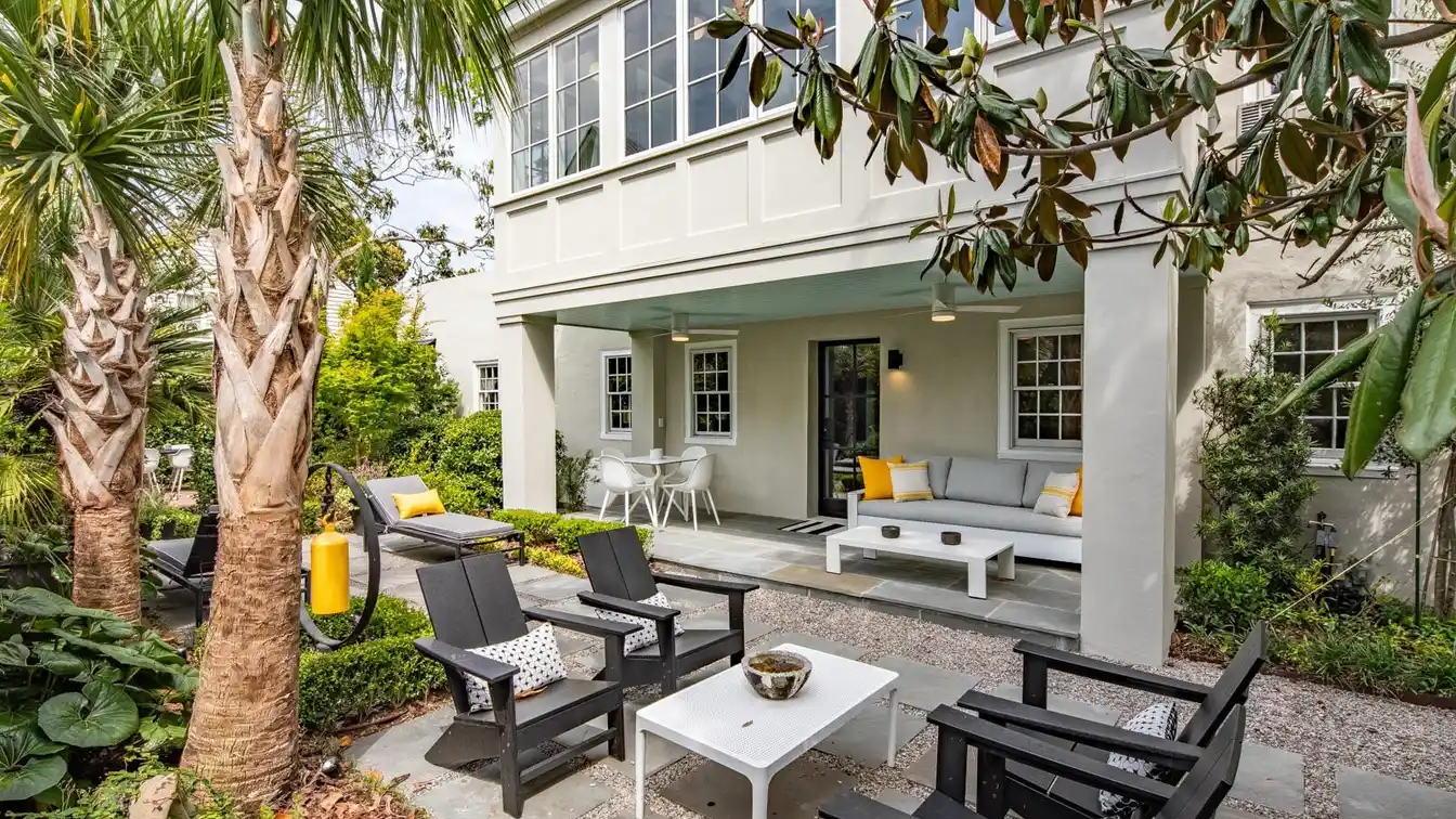 Rare Free-standing Carriage House