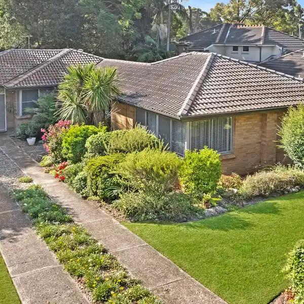 DELIGHTFUL SINGLE-LEVEL RESIDENCE