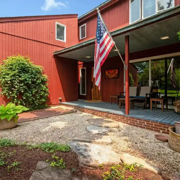 ONE-OF-A-KIND MID-CENTURY MODERN HOME