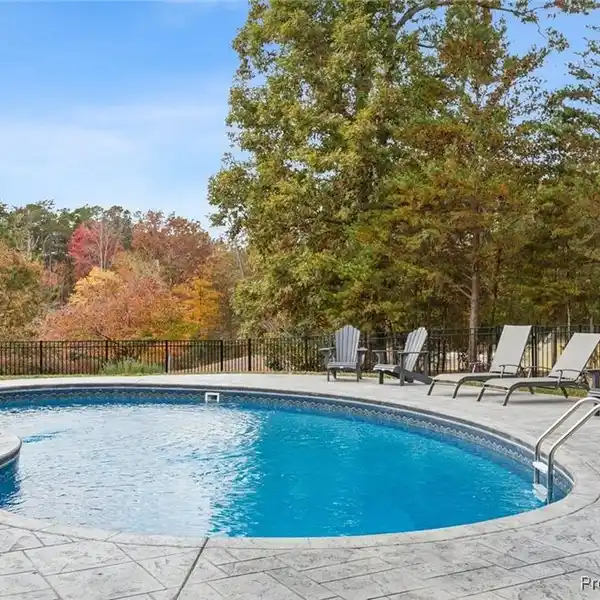 WARM AND INVITING HOME IN STONEHOUSE