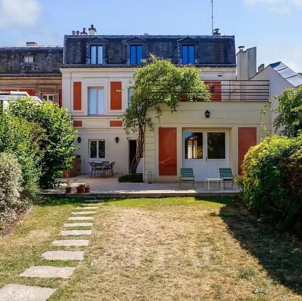 GORGEOUS HOME ON GREEN PROPERTY