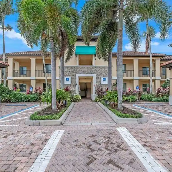 GORGEOUS END UNIT IN THE COTTAGES AT NAPLES BAY RESORT