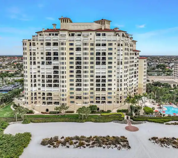 ELEGANT CONDO ON CRESCENT BEACH