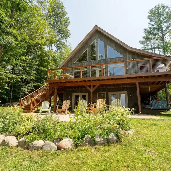 LAKESIDE LUXURY RETREAT