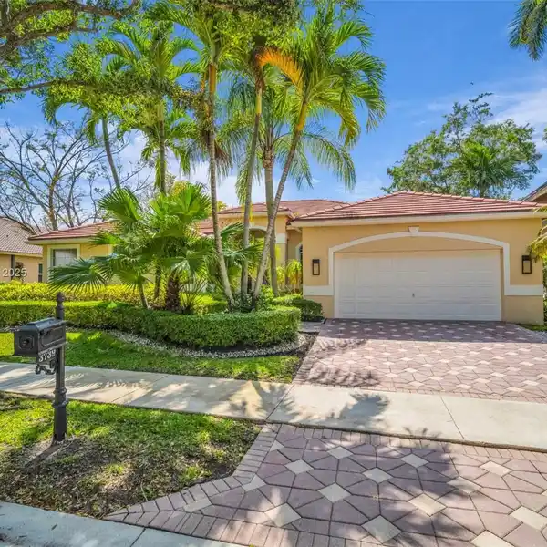 WATERFRONT BEAUTY WITH A PRIME LAYOUT