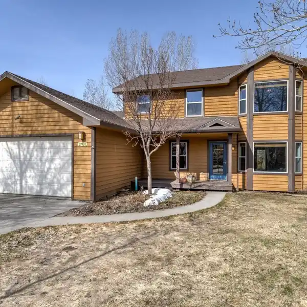 BEAUTIFULLY UPDATED HOME IN HERITAGE PARK