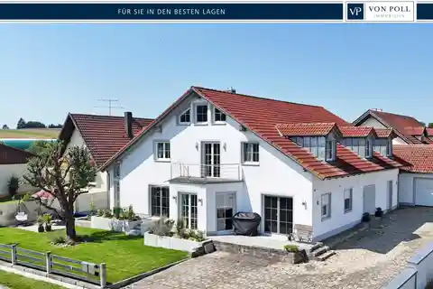 Spacious Pool Home in a Quiet Location