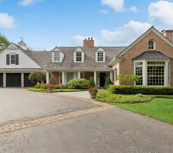 CLASSIC LAKE FOREST ARCHITECTURE HOME