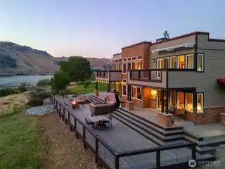 Low-bank Waterfront Home Overlooking the Columbia River